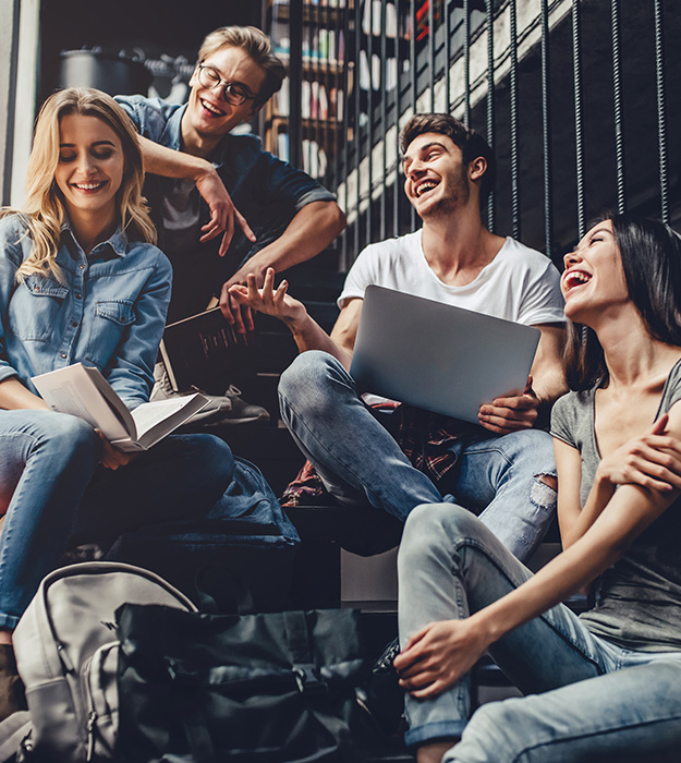 jovens conversando e rindo