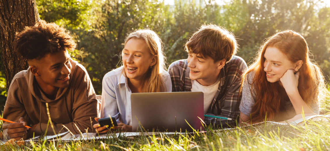 Grupo de estudantes no Gramado do Colégio