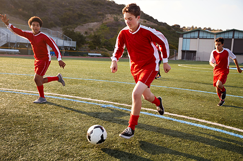 casal de adolescentes na neve