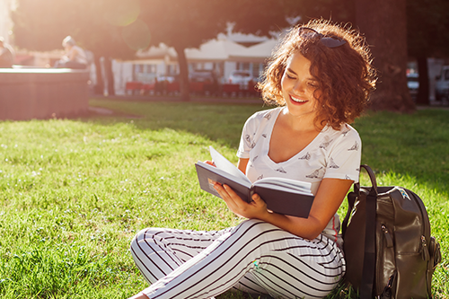 garota estudando no verão