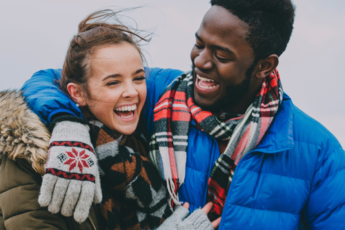 casal de adolescentes na neve